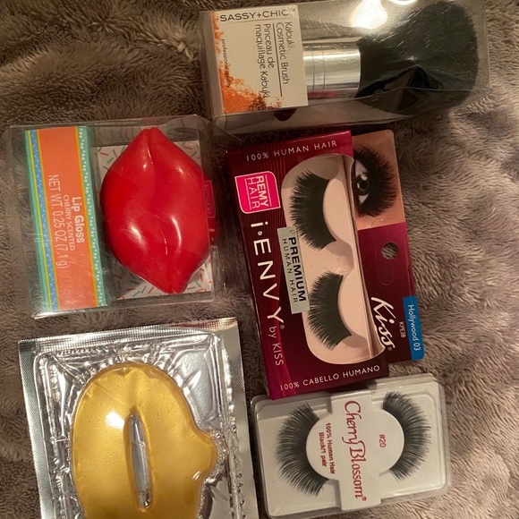 Make-Up Bundle - Picture 3 of 3